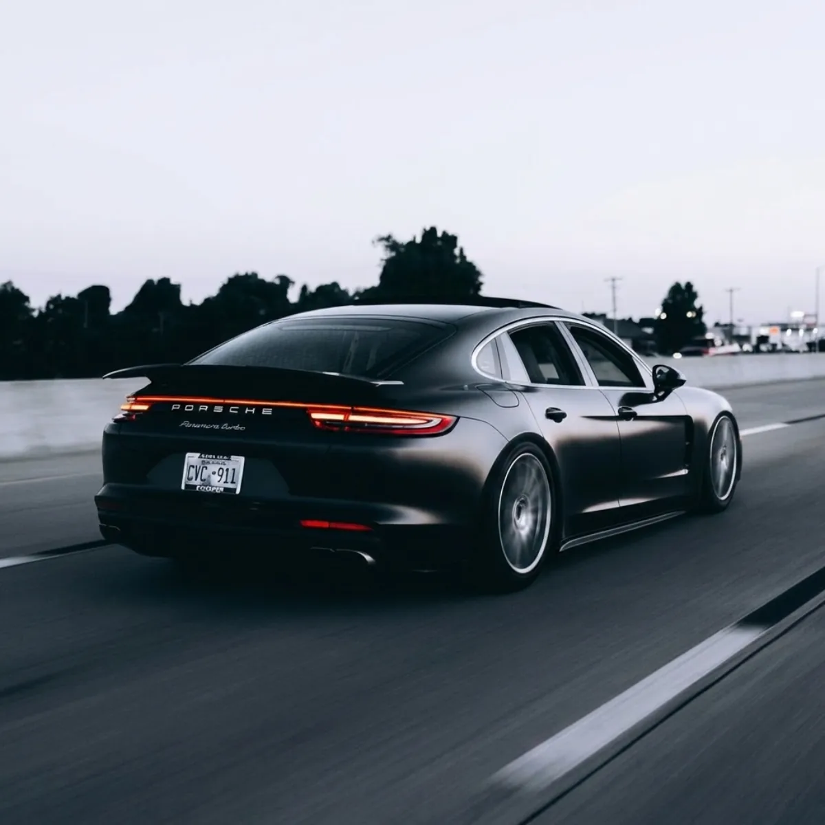 Porsche Panamera в чёрном сатиновом покрытии — AI-визуализация оклейки